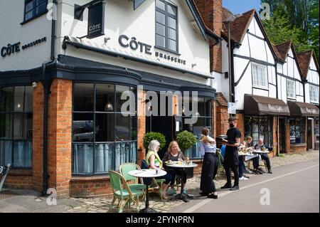 Old Amersham, Buckinghamshire, Regno Unito. 29 maggio 2021. I clienti potranno gustare un pranzo al fresco presso la Cote Brasserie. La gente si è goduto il sole caldo bello oggi nella città vecchia di Amersham dopo l'eliminazione di più delle restrizioni di Covid-19. Credit: Maureen McLean/Alamy Live News Foto Stock