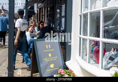 Old Amersham, Buckinghamshire, Regno Unito. 29 maggio 2021. La gente si è goduto il sole caldo bello oggi nella città vecchia di Amersham dopo l'eliminazione di più delle restrizioni di Covid-19. Credit: Maureen McLean/Alamy Live News Foto Stock