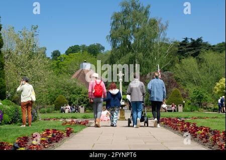 Old Amersham, Buckinghamshire, Regno Unito. 29 maggio 2021. I Giardini della Rimembranza in Old Amersham. La gente si è goduto il sole caldo bello oggi nella città vecchia di Amersham dopo l'eliminazione di più delle restrizioni di Covid-19. Credit: Maureen McLean/Alamy Live News Foto Stock