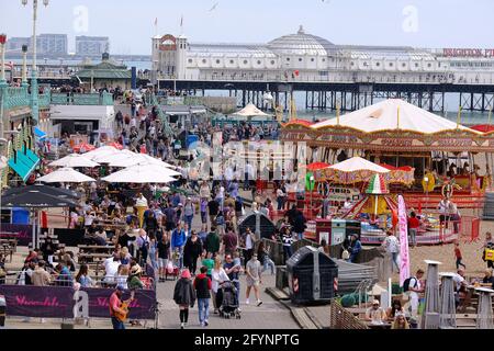 Brighton East Sussex, Regno Unito. 29 maggio 2021. I visitatori si affollano a Brighton East Sussex, dove le temperature calde arrivano in tempo per la fine di maggio Bank Holiday. Credit: MARTIN DALTON/Alamy Live News Foto Stock