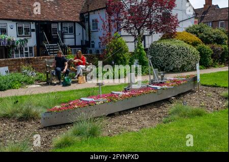 Old Amersham, Buckinghamshire, Regno Unito. 29 maggio 2021. L'Old Amersham Memorial Gardens. La gente si è goduto il sole caldo bello oggi nella città vecchia di Amersham dopo l'eliminazione di più delle restrizioni di Covid-19. Credit: Maureen McLean/Alamy Live News Foto Stock