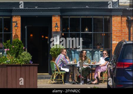 Old Amersham, Buckinghamshire, Regno Unito. 29 maggio 2021. I clienti potranno gustare un pranzo al fresco presso la Cote Brasserie. La gente si è goduto il sole caldo bello oggi nella città vecchia di Amersham dopo l'eliminazione di più delle restrizioni di Covid-19. Credit: Maureen McLean/Alamy Live News Foto Stock