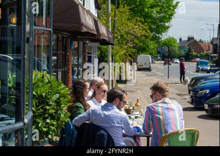 Old Amersham, Buckinghamshire, Regno Unito. 29 maggio 2021. I clienti potranno gustare un pranzo al fresco presso la Cote Brasserie. La gente si è goduto il sole caldo bello oggi nella città vecchia di Amersham dopo l'eliminazione di più delle restrizioni di Covid-19. Credit: Maureen McLean/Alamy Live News Foto Stock