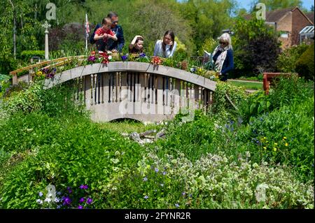 Old Amersham, Buckinghamshire, Regno Unito. 29 maggio 2021. I Giardini della memoria dell'Old Amersham. La gente si è goduto il sole caldo bello oggi nella città vecchia di Amersham dopo l'eliminazione di più delle restrizioni di Covid-19. Credit: Maureen McLean/Alamy Live News Foto Stock