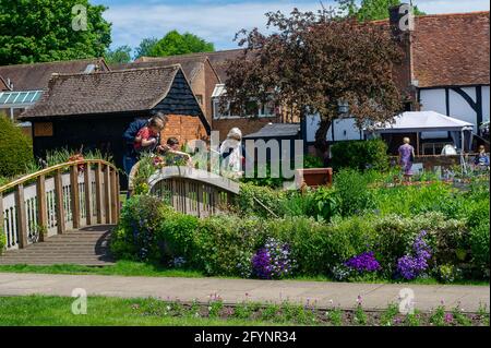 Old Amersham, Buckinghamshire, Regno Unito. 29 maggio 2021. I Giardini della memoria dell'Old Amersham. La gente si è goduto il sole caldo bello oggi nella città vecchia di Amersham dopo l'eliminazione di più delle restrizioni di Covid-19. Credit: Maureen McLean/Alamy Live News Foto Stock