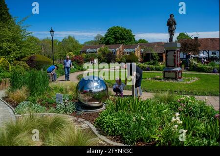 Old Amersham, Buckinghamshire, Regno Unito. 29 maggio 2021. I Giardini della memoria dell'Old Amersham. La gente si è goduto il sole caldo bello oggi nella città vecchia di Amersham dopo l'eliminazione di più delle restrizioni di Covid-19. Credit: Maureen McLean/Alamy Live News Foto Stock