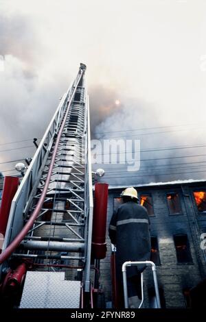 Fuoco vivo e motorizzazione antincendio con vigili del fuoco e camion antincendio con tubi; zona di Kitchener-Waterloo dell'Ontario Canada Foto Stock