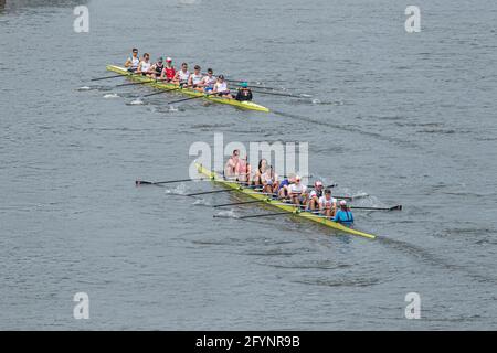 PUTNEY LONDRA 29 maggio 2021 . Vogatori che praticano sul Tamigi vicino a Putney in una giornata calda e soleggiata con alte temperature attese durante il fine settimana delle vacanze in banca. Credit amer Ghazzal/Alamy Live News Foto Stock