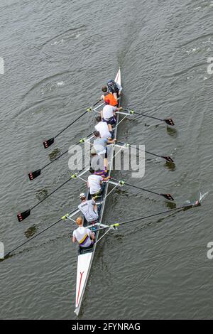 PUTNEY LONDRA 29 maggio 2021 . Vogatori che praticano sul Tamigi vicino a Putney in una giornata calda e soleggiata con alte temperature attese durante il fine settimana delle vacanze in banca. Credit amer Ghazzal/Alamy Live News Foto Stock