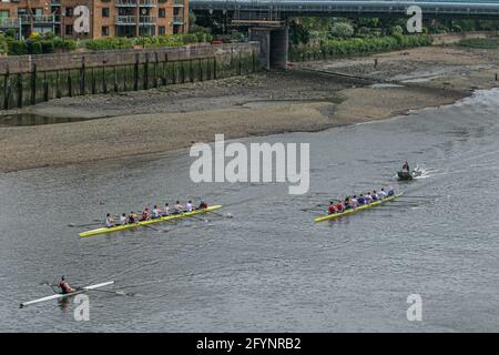 PUTNEY LONDRA 29 maggio 2021 . Vogatori che praticano sul Tamigi vicino a Putney in una giornata calda e soleggiata con alte temperature attese durante il fine settimana delle vacanze in banca. Credit amer Ghazzal/Alamy Live News Foto Stock