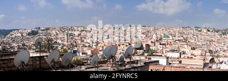 Vista sulla città dalla medina di Fes, Marocco, Africa. Foto Stock