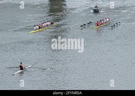 PUTNEY LONDRA 29 maggio 2021 . Vogatori che praticano sul Tamigi vicino a Putney in una giornata calda e soleggiata con alte temperature attese durante il fine settimana delle vacanze in banca. Credit amer Ghazzal/Alamy Live News Foto Stock