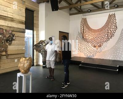 Windhoek, Namibia. 22 maggio 2021. I visitatori possono vedere le opere d'arte alla mostra "Recall Makalani: Material Exploration" a Windhoek, capitale della Namibia, il 22 maggio 2021. PER ANDARE CON 'Feature: Mostra d'arte Namibia cronache tradizione e modernità per guidare lo sviluppo socio-economico' Credit: Ndalimpinga IITA/Xinhua/Alamy Live News Foto Stock