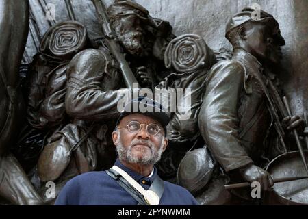 Il reenactor dei soldati della Guerra di Secessione americana Africana si trova di fronte al Robert Gould Shaw e al 54° Regiment Memorial, Boston Freedom Trail Foto Stock