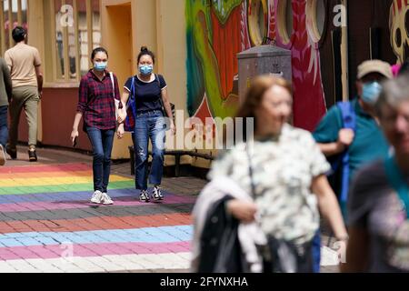 La gente cammina intorno al villaggio gay di Birmingham, in quello che di solito sarebbe Birmingham Pride fine settimana. Data immagine: Sabato 29 maggio 2021. Foto Stock