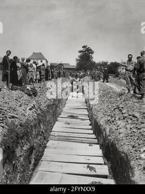 Guerra mondiale due civili della seconda guerra mondiale di Nammering, Germania 19 maggio 1945 seppelliscono 800 vittime di una SS uccidendo tre settimane prima in una tomba di massa Foto Stock