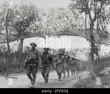 Prima Guerra Mondiale prima Guerra Mondiale esercito USA truppe di fanteria, unità afroamericana, marciando a nord-ovest di Verdun, Francia - segregazione di soldati neri Foto Stock