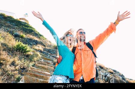 Felice fidanzato e fidanzata innamorata di divertirsi genuino a escursione di viaggio - stile di vita Wanderlust e concetto di vacanza con coppia turistica Foto Stock