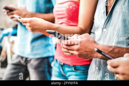 Vista ritagliata sulle mani più mili con gli smartphone mobili: Le persone Dipendente da smartphone - concetto di tecnologia con sempre connesso adolescenti Foto Stock