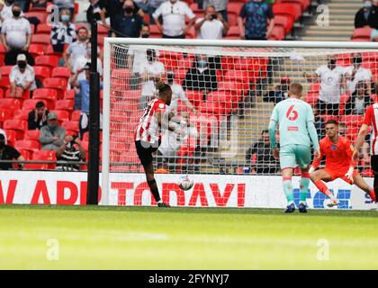 Wembley Stadium, Londra, Regno Unito. 29 maggio 2021. Campionato di calcio della Lega Inglese Calcio, finale di Playoff, Brentford FC contro Swansea City; Ivan Toney di Brentford spara e segna i suoi lati 1° goal nel decimo minuto da un calcio di punizione per renderlo 1-0 Credit: Action Plus Sports/Alamy Live News Foto Stock