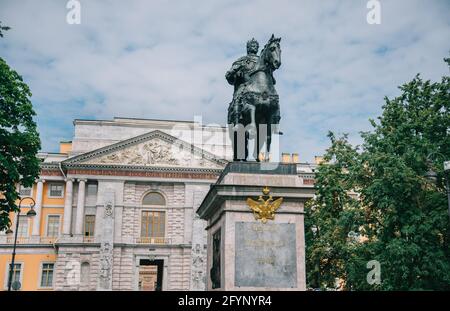 San Pietroburgo, Russia, 06 agosto 2020: Monumento a Pietro i di fronte alla facciata principale del Castello di San Michele. Foto Stock