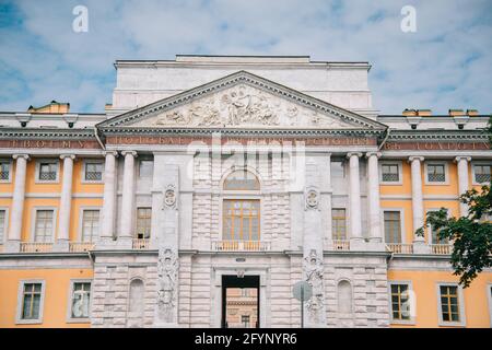 San Pietroburgo, Russia, 06 agosto 2020: La facciata meridionale del Castello di Mikhailovsky. Belle colonne e bassorilievi. Foto Stock