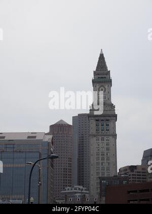 Immagine della Custom House Tower che sovrastante gli edifici circostanti. Foto Stock