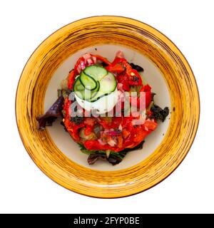 Verdure alla griglia Escalibada catalana con huevo servite su un piatto di ceramica. Isolato su sfondo bianco Foto Stock