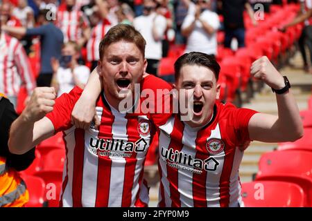 Wembley Stadium, Londra, Regno Unito. 29 maggio 2021. Campionato di calcio della Lega Inglese Calcio, finale di Playoff, Brentford FC contro Swansea City; i tifosi di Brentford festeggiano dopo che Ivan Toney di Brentford ha ottenuto il suo 1° goal al di fianco nel 10 minuti da una penalità per renderlo 1-0 Credit: Action Plus Sports/Alamy Live News Foto Stock