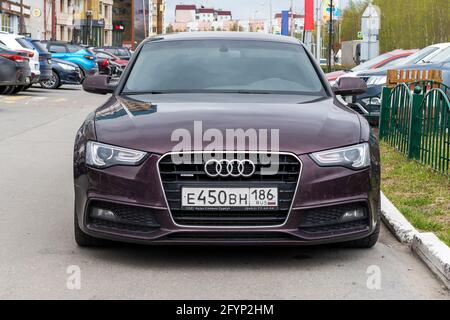 Auto Audi Dark parcheggiata in città. Giorno in città, vista frontale con inquadratura orizzontale. Surgut, Russia - 17 maggio 2021. Foto Stock