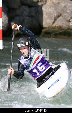 Marjorie DELASSUS di Francia compete nella canoa femminile (C1) Semifinali durante i Campionati europei di Canoe Slalom dell'ECA Fiume Dora Baltea Foto Stock