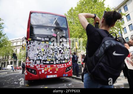 Un London Bus è coperto da adesivi anti-vaccino vicino a Trafalgar Square a seguito di una protesta anti-vaccino nel centro di Londra. Data immagine: Sabato 29 maggio 2021. Foto Stock