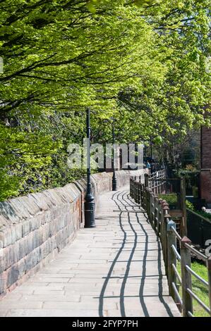 Lungo le mura della città, Chester, Regno Unito Foto Stock