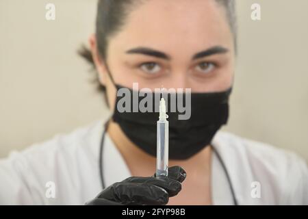 Il medico tiene e prepara una siringa per la procedura medica o l'iniezione di bellezza. Foto Stock