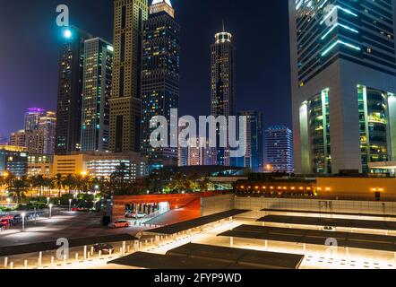 Dubai, Emirati Arabi Uniti - 05.28.2021 Tiro di un centro finanziario internazionale di Dubai e Sheikh Zayed Road di notte. Foto Stock