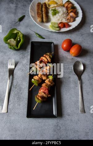 Kebab di carne. Vista dall'alto. Una popolare delicatezza mediorientale Foto Stock