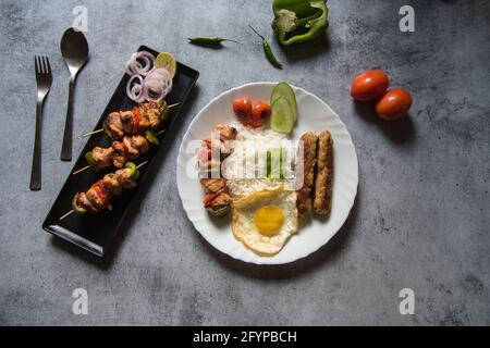 Menu di pasti salutari chelo kebab e kebab di carne. Vista dall'alto. Una popolare delicatezza mediorientale Foto Stock