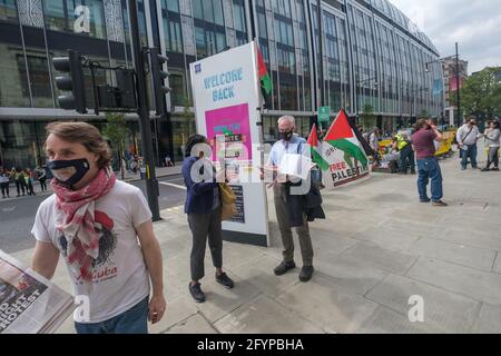 Londra, Regno Unito. 29 maggio 2021. I manifestanti hanno tenuto una protesta al di fuori del negozio principale Marks & Spencer di Oxford St a sostegno della libertà per la Palestina. M&S è il più grande sostenitore britannico del sionismo, con più di 233 milioni di dollari all'anno nel commercio. Peter Marshall/Alamy Live News Foto Stock