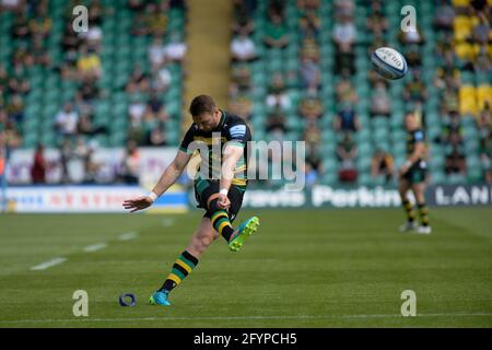 Northamptons Dan Biggar dà il via a questa prima conversione durante la partita di premiership gallagher tra Northampton Saints e Wasps ai Franklin's Gardens, Northampton, sabato 29 maggio 2021. (Credit: Ben Pooley | MI News) Credit: MI News & Sport /Alamy Live News Foto Stock