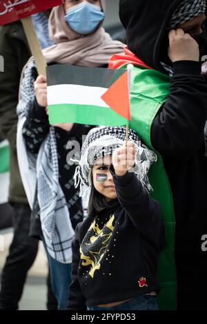 I manifestanti si riuniscono a Media City, Salford, Greater Manchester UK. La dimostrazione è iniziata alle 12:00 del 29 maggio 2021. La protesta è stata quella di dare sostegno al popolo palestinese e contro la recente escalation del conflitto nella regione. In Palestina il popolo palestinese ha affrontato una costante sbarramento da Israele a seguito di razzi lanciati da Gaza dal gruppo militante Hamas al governo. È stato annunciato un cessate il fuoco . Il cessate il fuoco è iniziato presto venerdì 20 maggio 2021, portando a termine 11 giorni di combattimenti. Foto: Gary Roberts/worldwidefeatures.com Foto Stock