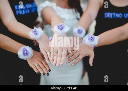 Sposa e bridesmaid che mostrano il bracciale dei fiori Foto Stock