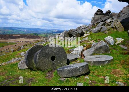 Macine abbandonate al bordo di pietra erbosa di Stanage, Peak District, Derbyshire Foto Stock