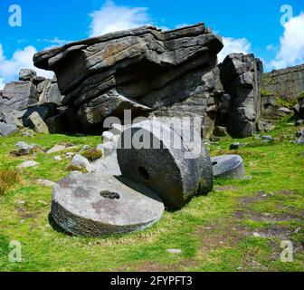 Macine abbandonate al bordo di pietra erbosa di Stanage, Peak District, Derbyshire Foto Stock