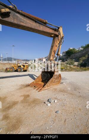 primo piano di un vecchio e arrugginito escavatore in un cantiere in una giornata di sole Foto Stock