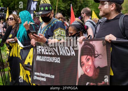 Londra, Regno Unito. 29 maggio 2021. Una delle 30 proteste nel giorno nazionale d'azione contro la polizia, la condanna del crimine e tribunali Bill e uno Stato di polizia, in omaggio a George Floyd e in solidarietà con Black Lives materia e Palestine Freedom movimenti. Un poster chiede il rilascio di Siyanda Mngaza incarcerato per difendersi da un attacco razzista a Cardiff. Peter Marshall/Alamy Live News Foto Stock