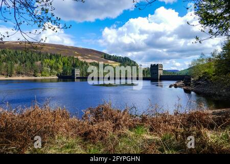 Torri di pietra gritstone presso il bacino idrico e la diga di Derwent, Ladybower, Peak District, Derbyshire, Regno Unito Foto Stock