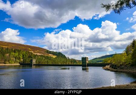 Torri di pietra gritstone presso il bacino idrico e la diga di Derwent, Ladybower, Peak District, Derbyshire, Regno Unito Foto Stock