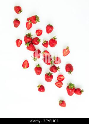 Fragola isolata su sfondo bianco. Disposizione piatta. Vista dall'alto. Foto Stock