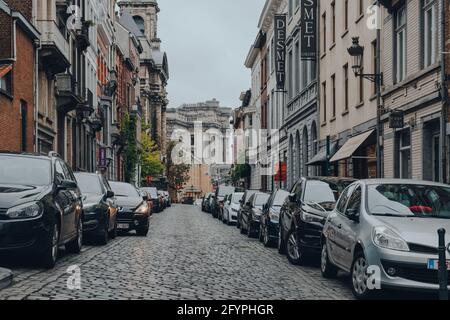 Bruxelles, Belgio - 17 agosto 2019: Auto parcheggiate su entrambi i lati di una strada stretta a Bruxelles, la capitale del Belgio e una famosa città di rottura destina Foto Stock