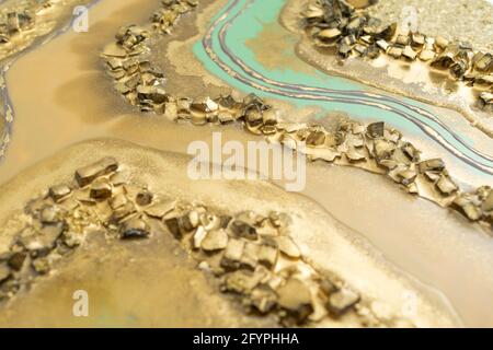 Arte della resina con colori dorati e vetro. Sfondo con vernice epossidica Foto Stock